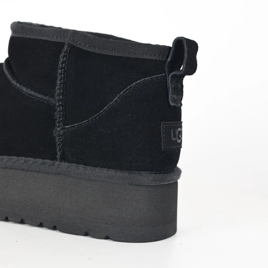 Pick up locally 💰440 The core recommendation is good price E4 UGG Thick-soled short style Zhou Dongyu and Wang Yibo's same series Xiaohongshu popular model Henan Longfeng leather production Cashmere insole is a very suitable choice for keeping warm in winter when going out and at home. In the new year, uug launched a style series, which is partially geared towards the preferences of young consumers and has also been at the forefront of fashion trends. Shoe body material UGGPURE™ implanted wool insole Lightweight non-slip and comfortable rubber outsole With brand LOGO and complete packaging Size: 35 36 37 38 39 40